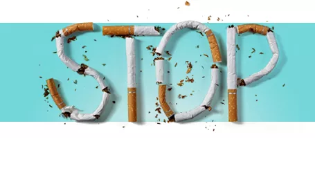 Le mot Stop construit à l’aide de cigarettes